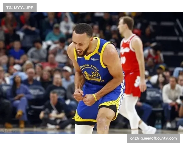 镜头聚焦：库里借格林连续无球掩护，接球命中反超三分后指向手腕