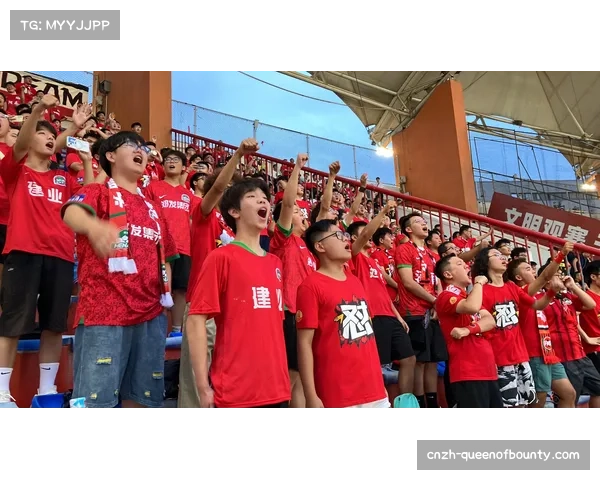 特写：大雨中，维拉公园球场球迷高歌为球队助威